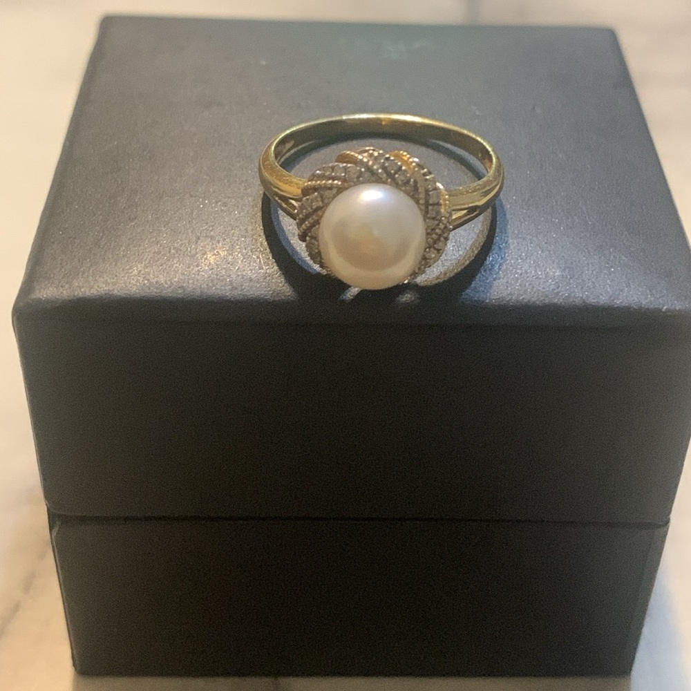 Cultured fresh water pearl with 14k gold and diamonds